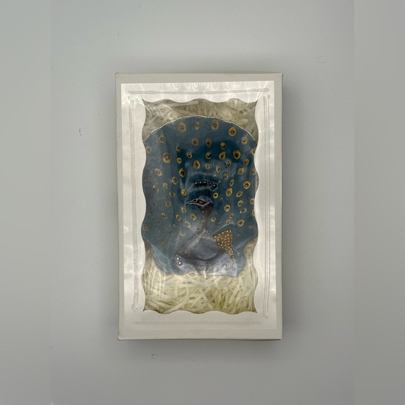 Majestic Peacock Design Decorative Shell - Picture 6 of 7